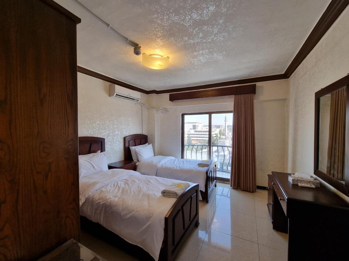 Nahas Plaza Aparthotel อีรบิด ภายนอก รูปภาพ