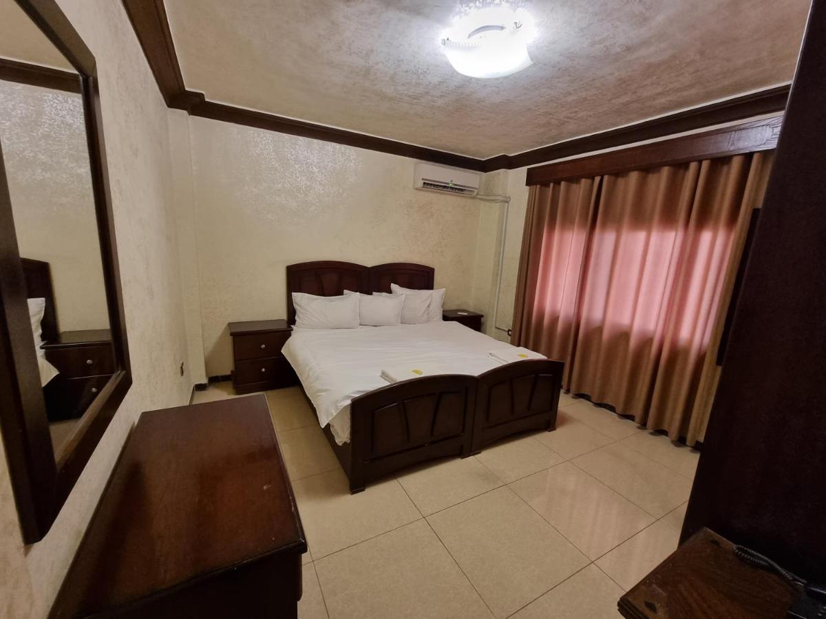 Nahas Plaza Aparthotel อีรบิด ภายนอก รูปภาพ