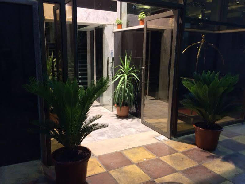 Nahas Plaza Aparthotel อีรบิด ภายนอก รูปภาพ